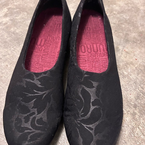 Munro Iriana slip on flats embossed floral black size 9 1/2 - Picture 2 of 10